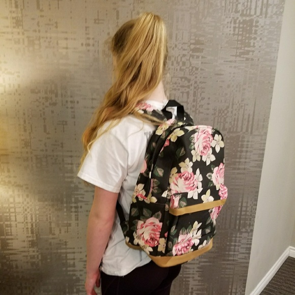 NEW! Floral Backpack with external Charging - Picture 2 of 8